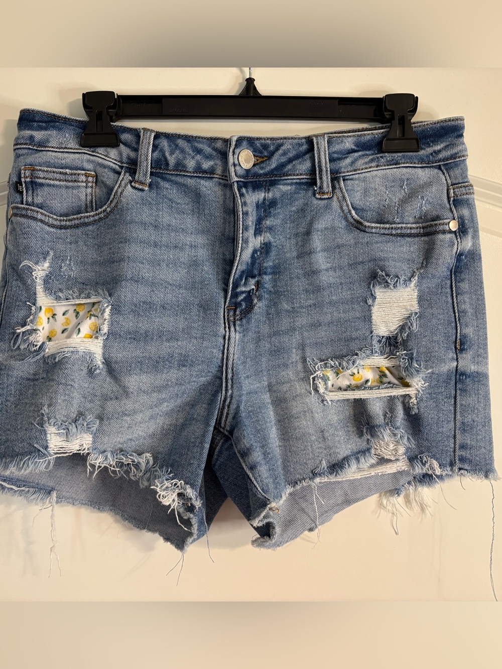 Judy Blue Shorts with lemon accent - Picture 3 of 7